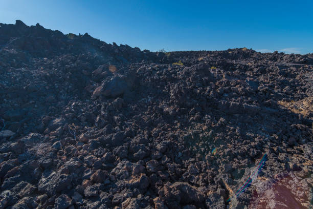 pisgah krater vulkanischer schlackenkegel und lavabett - cinder cone stock-fotos und bilder