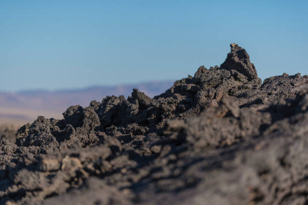 pisgah krater vulkanischer schlackenkegel und lavabett - cinder cone stock-fotos und bilder