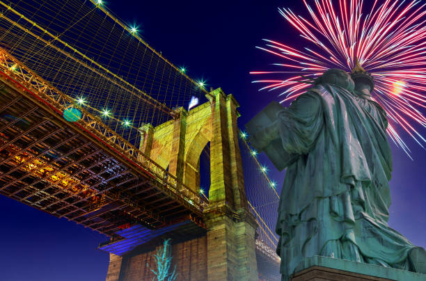 pont de brooklyn et statue de la liberté à new york - statue of liberty liberty statue firework display photos et images de collection