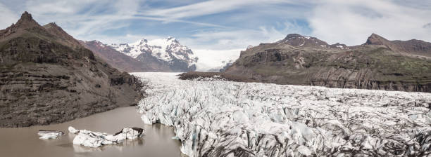 islandia svinafellsjokull glaciar panorama svínafellsjökull crevasse en verano - glacier bay national park fotografías e imágenes de stock