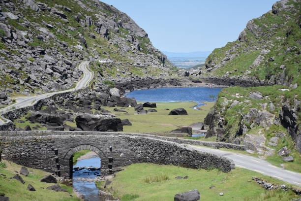 petite vallée avec lac dans le parc national de killarney - lanneau de kerry photos et images de collection