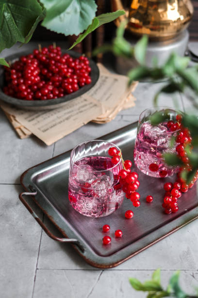 летний красный смородиновый ягодный лимонад напиток пунш со свежими фруктами - tea berry currant fruit стоковые фото и изображения