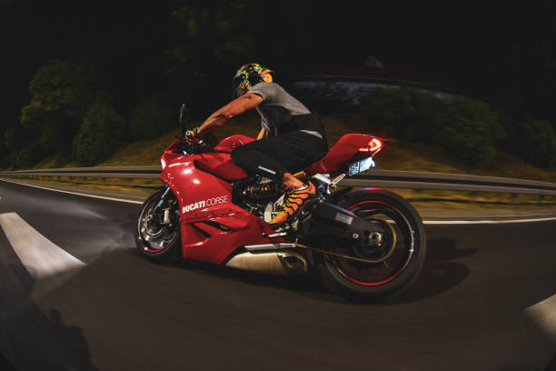 두카티 899 파니게일 나이트 라이드 - motorcycle racing motorcycle ducati sports race 뉴스 사진 이미지