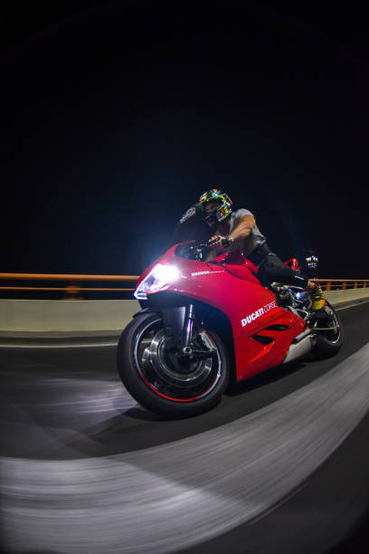 두카티 899 파니게일 나이트 라이드 - motorcycle racing motorcycle ducati sports race 뉴스 사진 이미지