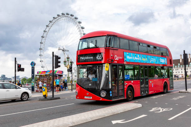 englischer doppeldeckerbus über die westminster bridge - bus coach bus travel red stock-fotos und bilder