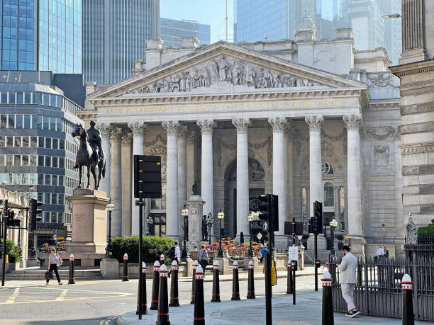 royal exchange pillared façade - one of the london landmarks in summer, england, uk. - london england bank of england bank skyline imagens e fotografias de stock