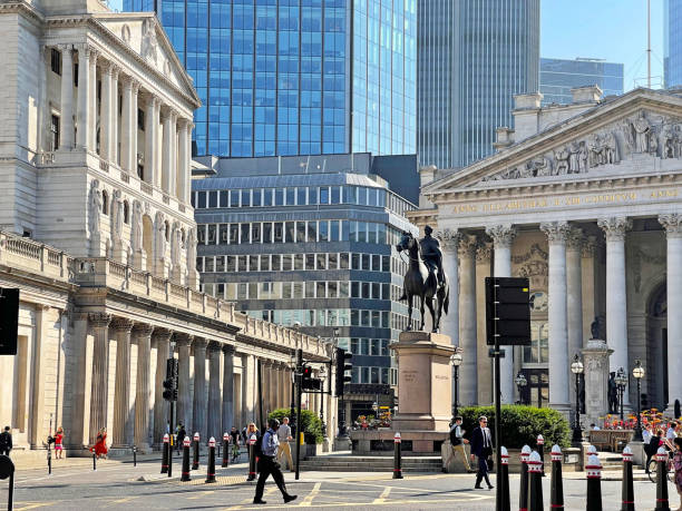 royal exchange & bank of england - two of the london landmarks in summer, england, uk. - uk england international landmark general view imagens e fotografias de stock