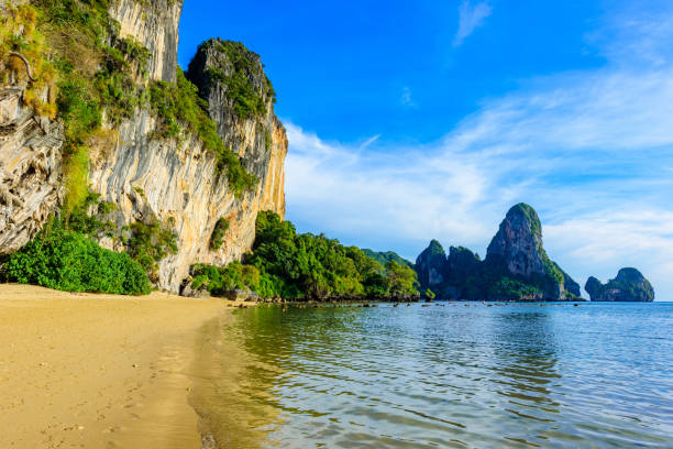 tonsai strand - ca. 5 gehminuten vom railay beach entfernt - bei ao nang - paradiesische küstenlandschaft in der provinz krabi, thailand - tropisches reiseziel - ao nang stock-fotos und bilder