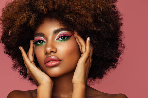 portrait d’une jeune femme afro au maquillage lumineux - glamour photos et images de collection