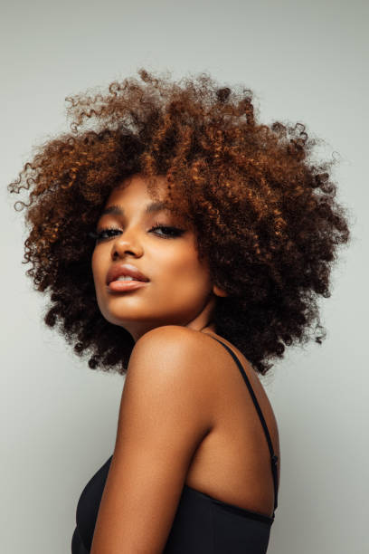 bella donna afro con un make-up perfetto - capelli ricci foto e immagini stock