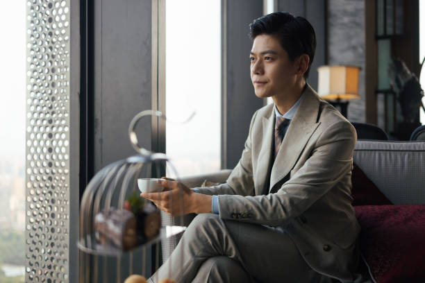istock Businessmen in coffee shops 1331640176
