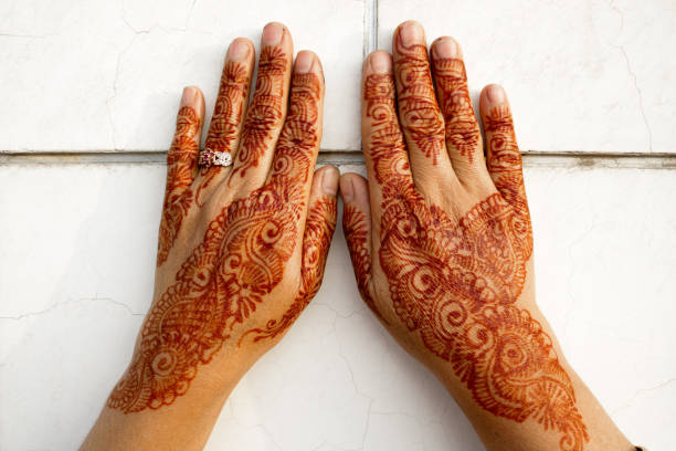 henna pintou as mãos contra a parede branca - wedding indian culture pakistan henna tattoo - fotografias e filmes do acervo
