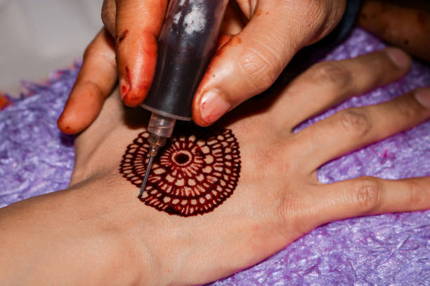 application d’un dessin au henné à portée de main avec une seringue - wedding indian culture pakistan henna tattoo photos et images de collection