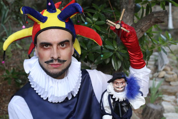 bufone medieval con una marioneta - clown horizontal control string fotografías e imágenes de stock