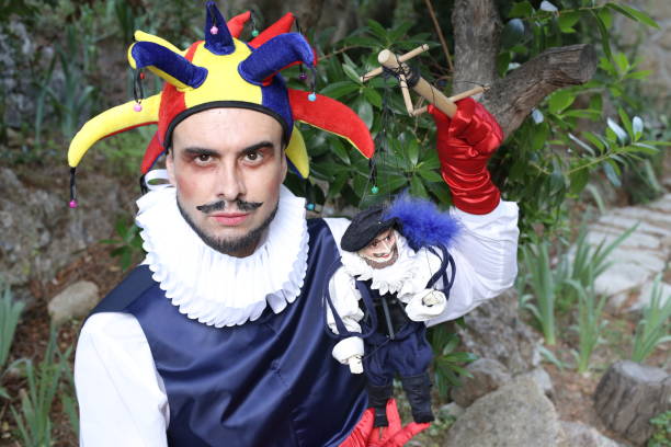 bufone medieval con una marioneta - clown horizontal control string fotografías e imágenes de stock