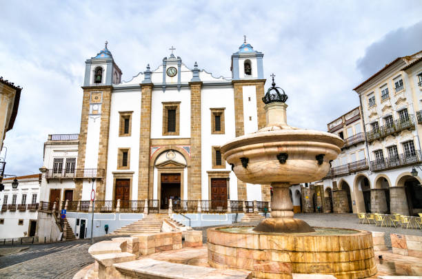 fontanna i kościół santo antao na placu giraldo w evora, portugalia - european culture spirituality traditional culture famous place zdjęcia i obrazy z banku zdjęć