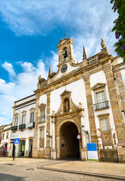 istock Arco da Vila Gate in Faro, Portugal 1331659237