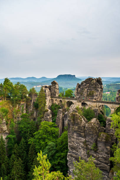 belle suisse saxonne dans l’est de l’allemagne, saxon - basteifelsen photos et images de collection