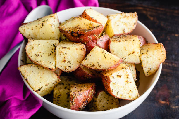 サービングボウルのツスカンローストレッドポテト - red potato raw potato red vegetable ストックフォトと画像