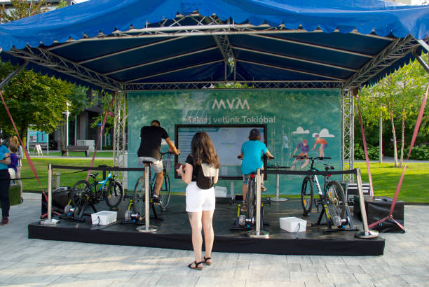 letnia sobota wydarzenie kulturalne w millenaris city park budapeszt węgry słoneczne popołudnie - budapest urban scene summer city zdjęcia i obrazy z banku zdjęć