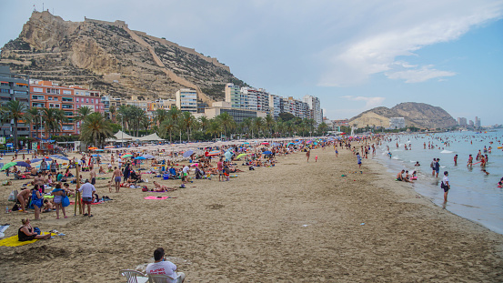 Occupation of the postiguet beach in Alicante at the end of July in the middle of the pandemic, without any protection measures.