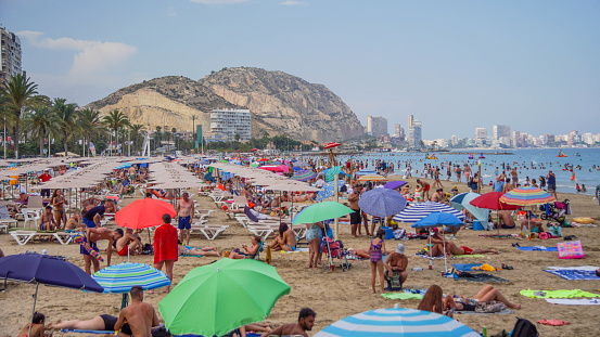 Occupation of the postiguet beach in Alicante at the end of July in the middle of the pandemic, without any protection measures.