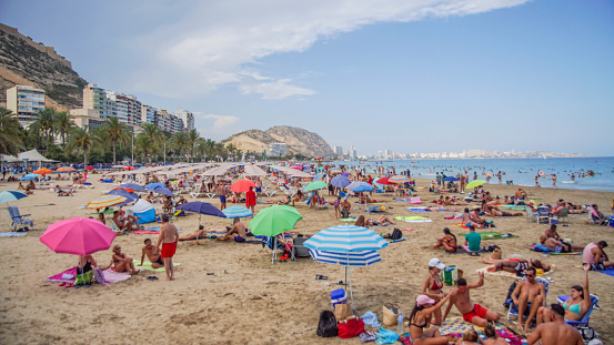 Occupation of the postiguet beach in Alicante at the end of July in the middle of the pandemic, without any protection measures.