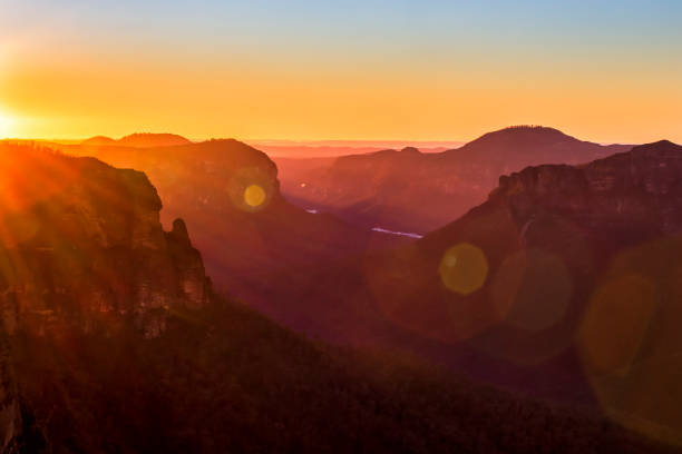 BM Pulpit rock wide sun beams Sun beams of the rising sun around Pulpit rock off Govetts leap lookout in the blue Mountains of Australia. blue mountains australia photos stock pictures, royalty-free photos & images