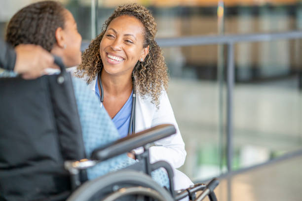 girl in a wheelchair gets treatment - esclerose múltipla imagens e fotografias de stock