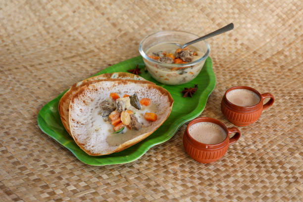 appam mit hammeleintopf nicht-vegetarische sadhya indisches essen für onam sadya weihnachten osterfeier kerala indien sri lanka - nonvegetarian stock-fotos und bilder