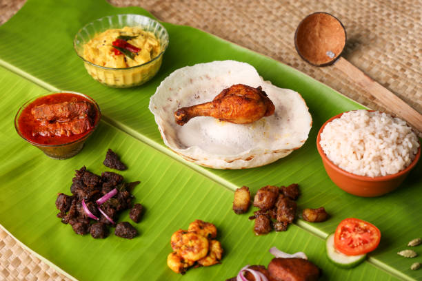 appam mit hammeleintopf nicht-vegetarische sadhya indisches essen für onam sadya weihnachten osterfeier kerala indien sri lanka - nonvegetarian stock-fotos und bilder