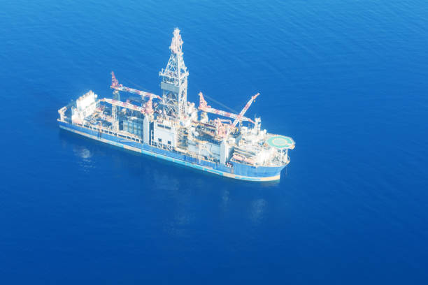 offshore-bohrplattform im meer. - drillship stock-fotos und bilder