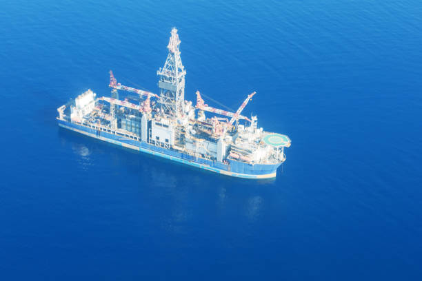 plate-forme de forage offshore en mer. - drillship photos et images de collection