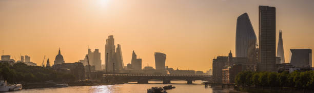 лондон река темза восход солнца город небоскребы сент-полс панорама великобритания - blackfriars bridge стоковые фото и изображения