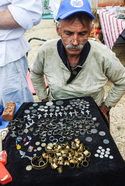 homem numismatista mostra sua coleção de moedas - título de álbum - fotografias e filmes do acervo