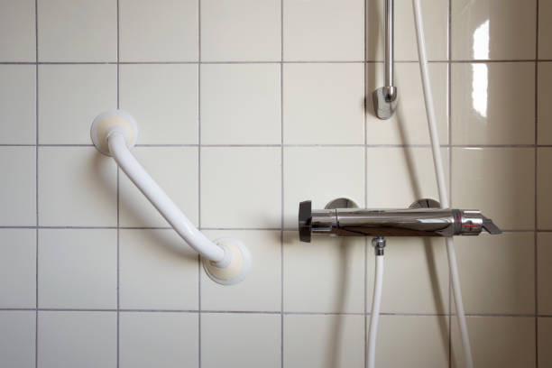 doccia e corrimano, grab bar per anziani in bagno in ospedale o casa di riposo, safty e concetto medico - attrezzatura di sicurezza foto e immagini stock