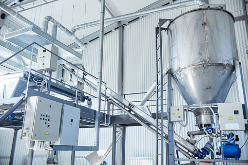 Machine for sorting and storing freshly picked wheat grains in the containers on the factory