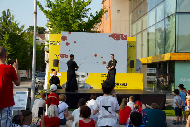 letnia sobota wydarzenie kulturalne w millenaris city park budapeszt węgry słoneczne popołudnie - budapest urban scene summer city zdjęcia i obrazy z banku zdjęć