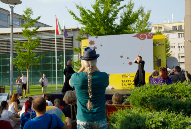 letnia sobota wydarzenie kulturalne w millenaris city park budapeszt węgry słoneczne popołudnie - budapest urban scene summer city zdjęcia i obrazy z banku zdjęć