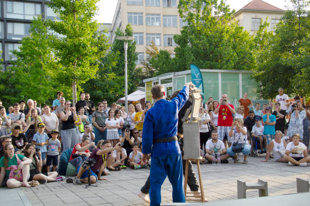 letnia sobota wydarzenie kulturalne w millenaris city park budapeszt węgry słoneczne popołudnie - budapest urban scene summer city zdjęcia i obrazy z banku zdjęć