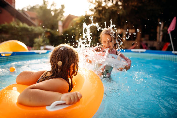 여름 물 게임 - inner tube inflatable swimming little girls 뉴스 사진 이미지