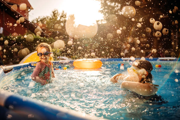 juegos de agua de verano - swimming pool water people sitting fotografías e imágenes de stock