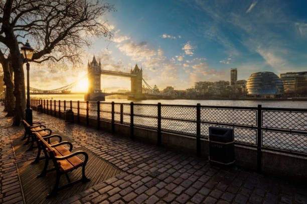 黄金の日の出の間にロンドンのタワーブリッジ - london england morning sunlight tower bridge ストックフォトと画像