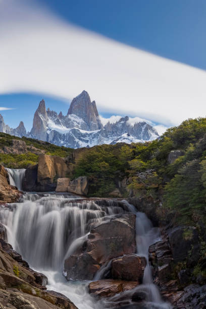 피츠 로이 캐스케이드 앤드 마운트 피츠 로이 - los glaciares 뉴스 사진 이미지