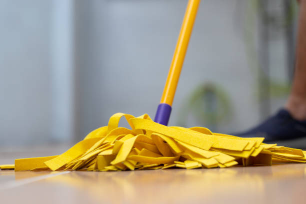 黄色のぬれたモップと木製の床を掃除 - broom sweeping cleaning work tool ストックフォトと画像