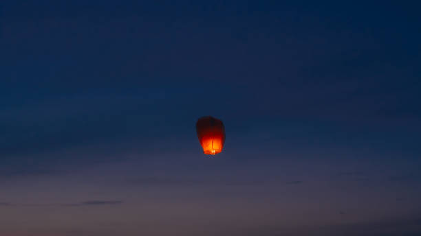 lanterna do céu flutuando no ar - lantern wishing sky night - fotografias e filmes do acervo