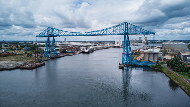Middlesborough transporter bridge crossing River Tees, Middlesborough, North Yorkshire, England, Britain Blue painted Tees transporter bridge middlesbrough stock pictures, royalty-free photos & images