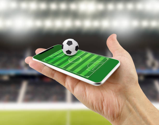 ставки онлайн на футбол со смартфона - match sport leisure games sport apps стоковые фото и изображения