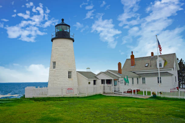 lighthouse-pemaquid point-maine-built em 1827 - new england pemaquid peninsula blue skies lighthouse - fotografias e filmes do acervo