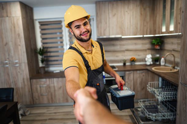 istock Young male plumber shaking hands in kitchen 1331805398
